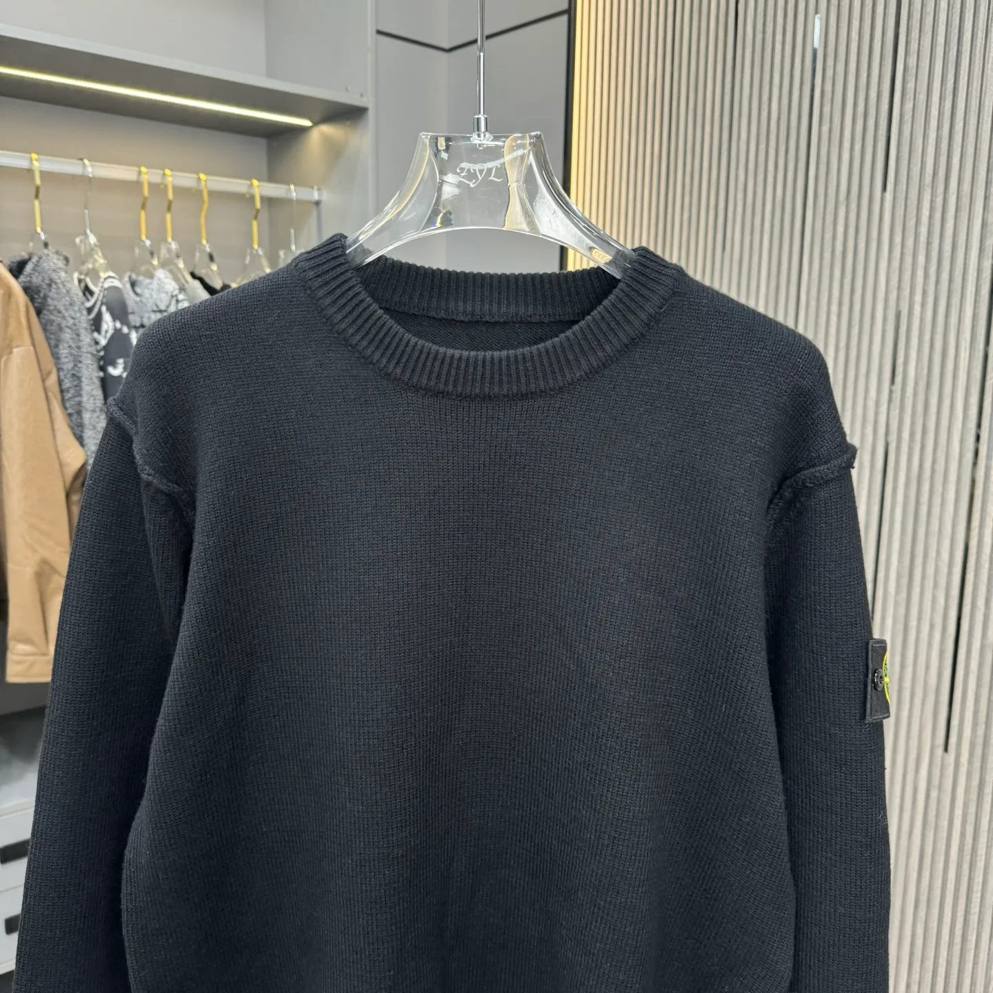🅿️310 Stone Island 25FW crew neck sweater is made of top-grade cashmere yarn. The new autumn and winter Oblique jacquard knitted cashmere sweater adopts a double-sided wearable design and is made of high-quality cashmere material. After fine weaving process, it presents a soft and comfortable touch and excellent thermal performance. The iconic Oblique jacquard pattern is perfectly presented through precision knitting technology. It can be worn on both sides, showing different style charms. The round neck design is simple and elegant, suitable for various matching occasions. Exquisite knitting technology ensures that the clothes are not easily deformed and remain crisp and long-lasting. The double-sided design concept reflects LV's perfect balance of practicality and fashion. Each sweater undergoes strict quality inspection to ensure that the quality meets the brand's consistently high standards. This knitted item combines warmth and style, making it an exquisite addition to your autumn and winter wardrobe. Size:S/M/L/XL